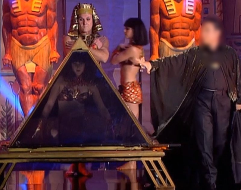 dani-lary-apparition-pyramide